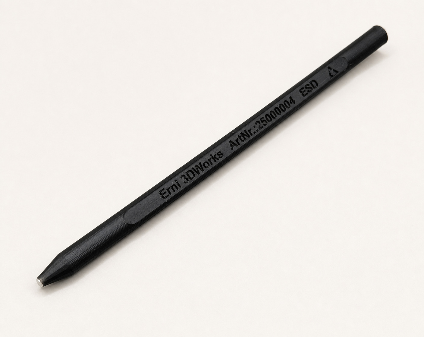 Schwarzer magnetischer Aufnahmestift mit sichtbarem Magneten an der schlanken Spitze auf einem hellen neutralen Hintergrund.